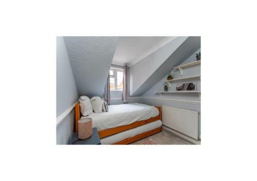 Charming 4-bedroom House With Garden