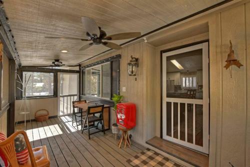 Fitzys Fir Lodge-modern! Pet Friendly! Family Fun!