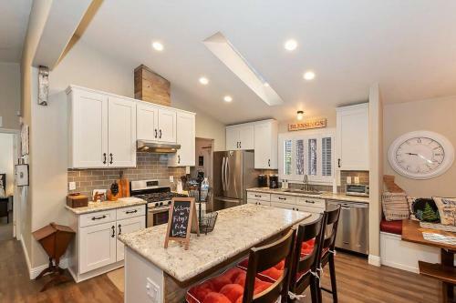 Fitzys Fir Lodge-modern! Pet Friendly! Family Fun!