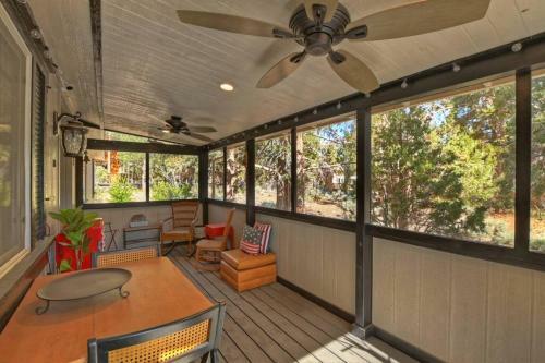Fitzys Fir Lodge-modern! Pet Friendly! Family Fun!