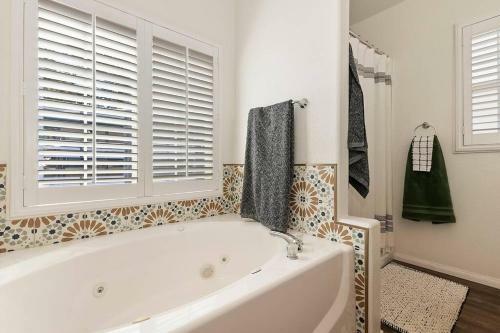 Fitzys Fir Lodge-modern! Pet Friendly! Family Fun!