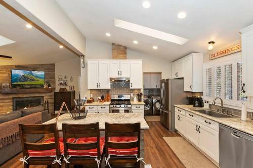 Fitzys Fir Lodge-modern! Pet Friendly! Family Fun!