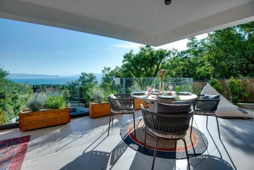 Luxury 2-bedroom Apartment With Panomaric Sea View