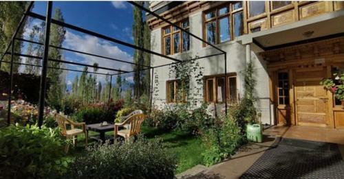 Hostal Yarol Guest House