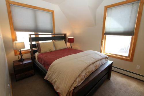 Pitchfork Place Cute Comfortable 2 Br Townhome Garage And Right Next To Shuttle Stop