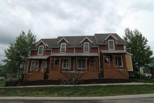 Pitchfork Place Cute Comfortable 2 Br Townhome Garage And Right Next To Shuttle Stop