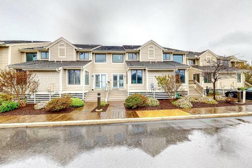 Kings Grant --- 40084 Grant Drive, Unit 72