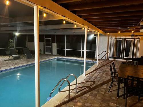 Royal Getaway 5 Bedroom Home W/pool & Game Room