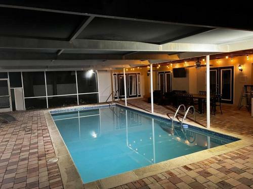 Royal Getaway 5 Bedroom Home W/pool & Game Room
