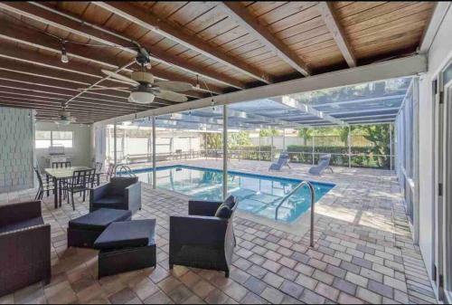 Royal Getaway 5 Bedroom Home W/pool & Game Room