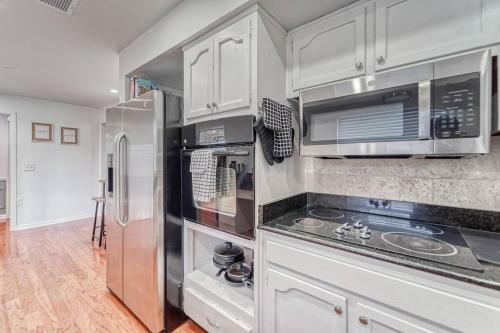 Royal Getaway 5 Bedroom Home W/pool & Game Room