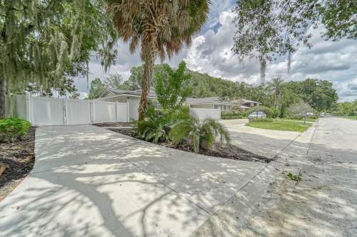 Royal Getaway 5 Bedroom Home W/pool & Game Room