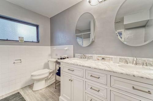 Royal Getaway 5 Bedroom Home W/pool & Game Room