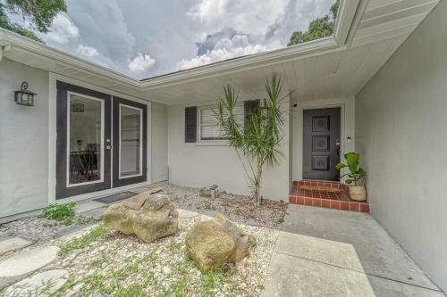 Royal Getaway 5 Bedroom Home W/pool & Game Room
