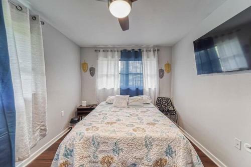 Royal Getaway 5 Bedroom Home W/pool & Game Room