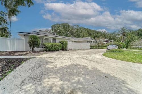 Royal Getaway 5 Bedroom Home W/pool & Game Room