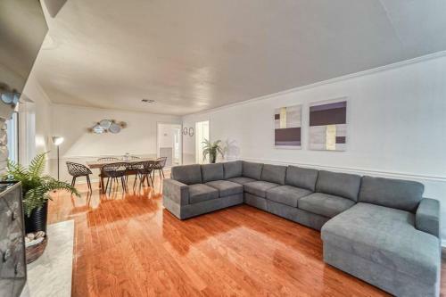 Royal Getaway 5 Bedroom Home W/pool & Game Room
