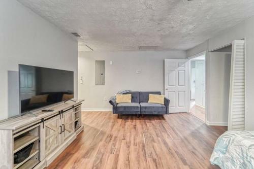 Royal Getaway 5 Bedroom Home W/pool & Game Room