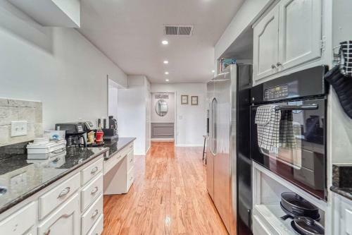 Royal Getaway 5 Bedroom Home W/pool & Game Room