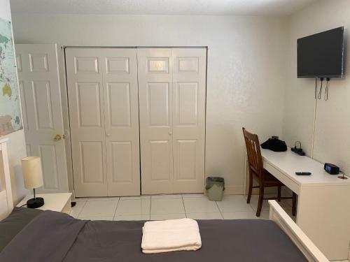 Hostal Private Room With King Bed - Free Parking & Fast Wifi
