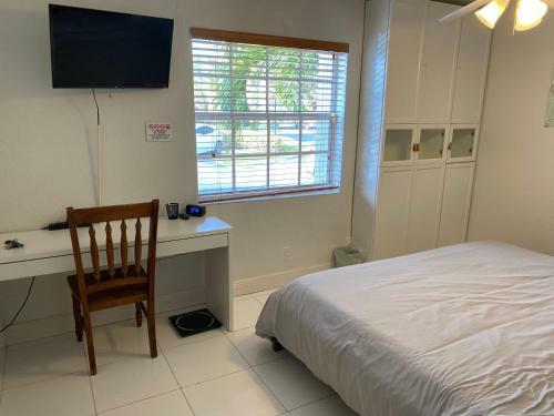 Hostal Private Room With King Bed - Free Parking & Fast Wifi