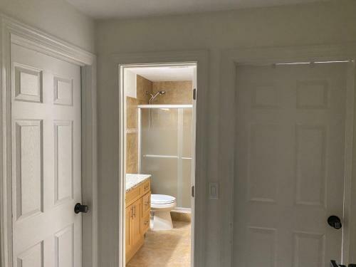 Hostal Private Room With King Bed - Free Parking & Fast Wifi