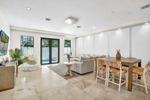 Luxury! 4bed Private Pool Deck! 1,7mi To Beach Townhouse