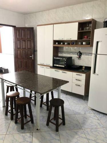 Apenas 100 Metros Da Praia, Casa Espa�osa E Calma