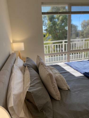 Modern Luxury 1 Bedroom Apartment - Walk To The Shops!