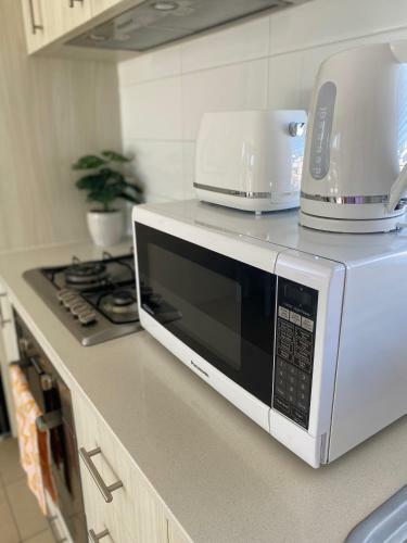 Modern Luxury 1 Bedroom Apartment - Walk To The Shops!