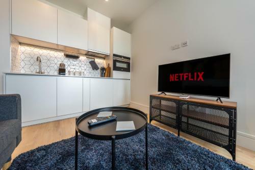 Luxury Apartments - Heathrow Airport - Free Parking