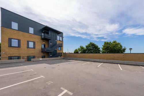 Luxury Apartments - Heathrow Airport - Free Parking