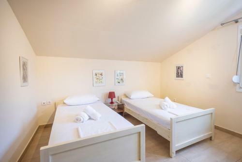 Villa Aurora ? Beachfront, 2mins To Mamalouka And Blue Carpet