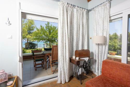 Villa Aurora ? Beachfront, 2mins To Mamalouka And Blue Carpet