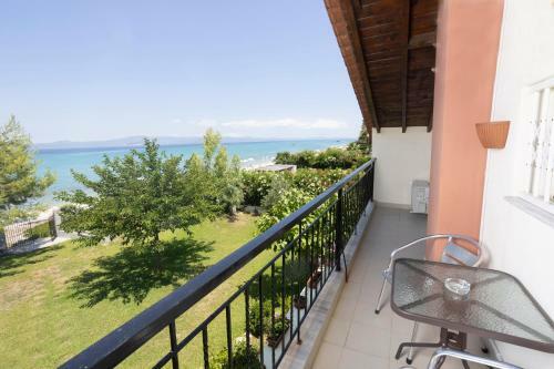 Villa Aurora ? Beachfront, 2mins To Mamalouka And Blue Carpet
