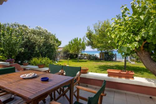 Villa Aurora ? Beachfront, 2mins To Mamalouka And Blue Carpet
