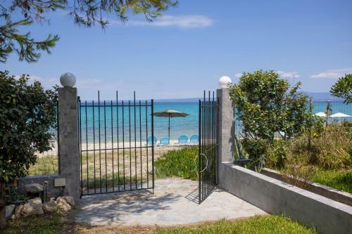 Villa Aurora ? Beachfront, 2mins To Mamalouka And Blue Carpet