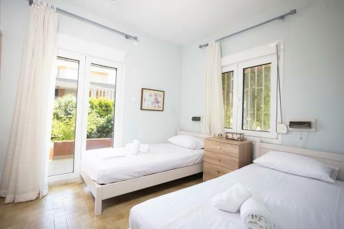 Villa Aurora ? Beachfront, 2mins To Mamalouka And Blue Carpet