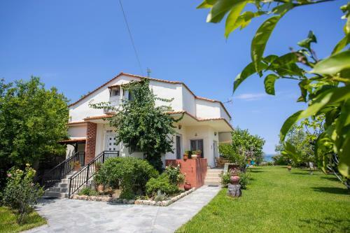 Villa Aurora ? Beachfront, 2mins To Mamalouka And Blue Carpet