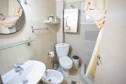 Villa Aurora ? Beachfront, 2mins To Mamalouka And Blue Carpet