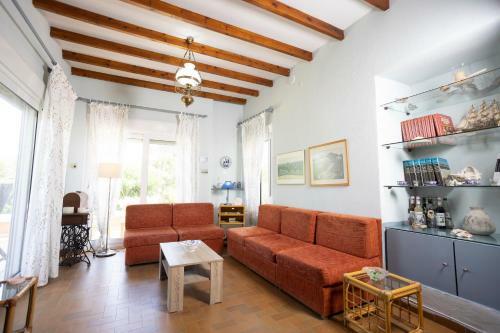 Villa Aurora ? Beachfront, 2mins To Mamalouka And Blue Carpet