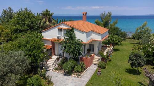 Villa Aurora ? Beachfront, 2mins To Mamalouka And Blue Carpet