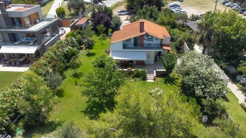 Villa Aurora ? Beachfront, 2mins To Mamalouka And Blue Carpet