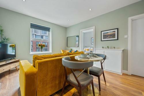 Host Apartments - Georgian Quarter Cosy Retreat