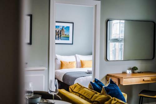 Host Apartments - Georgian Quarter Cosy Retreat