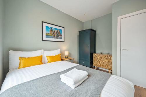 Host Apartments - Georgian Quarter Cosy Retreat