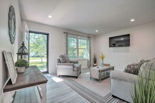 Charming Apex Home With Back Deck And Grill!