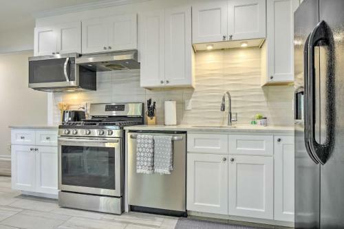 Charming Apex Home With Back Deck And Grill!