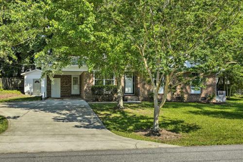 Charming Apex Home With Back Deck And Grill!