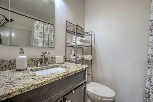 Charming Apex Home With Back Deck And Grill!